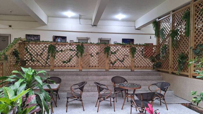 圍籬結合綠意植栽，美化環境並提升空間隱私與安全性。