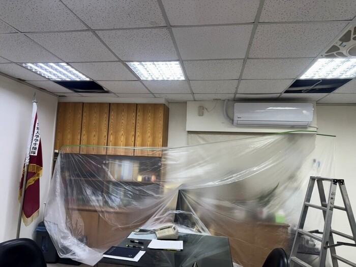 冷氣汰換工程施工中，廠商使用防塵袋以減少灰塵，維持環境維護