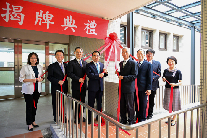 揭牌前大合照，師生與貴賓齊聚一堂，共同見證警安樓的嶄新里程碑。